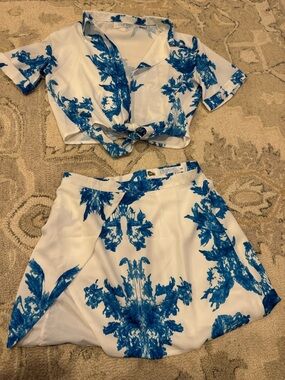 Empire Blue Floral Tie-Front Crop Top - White & Blue